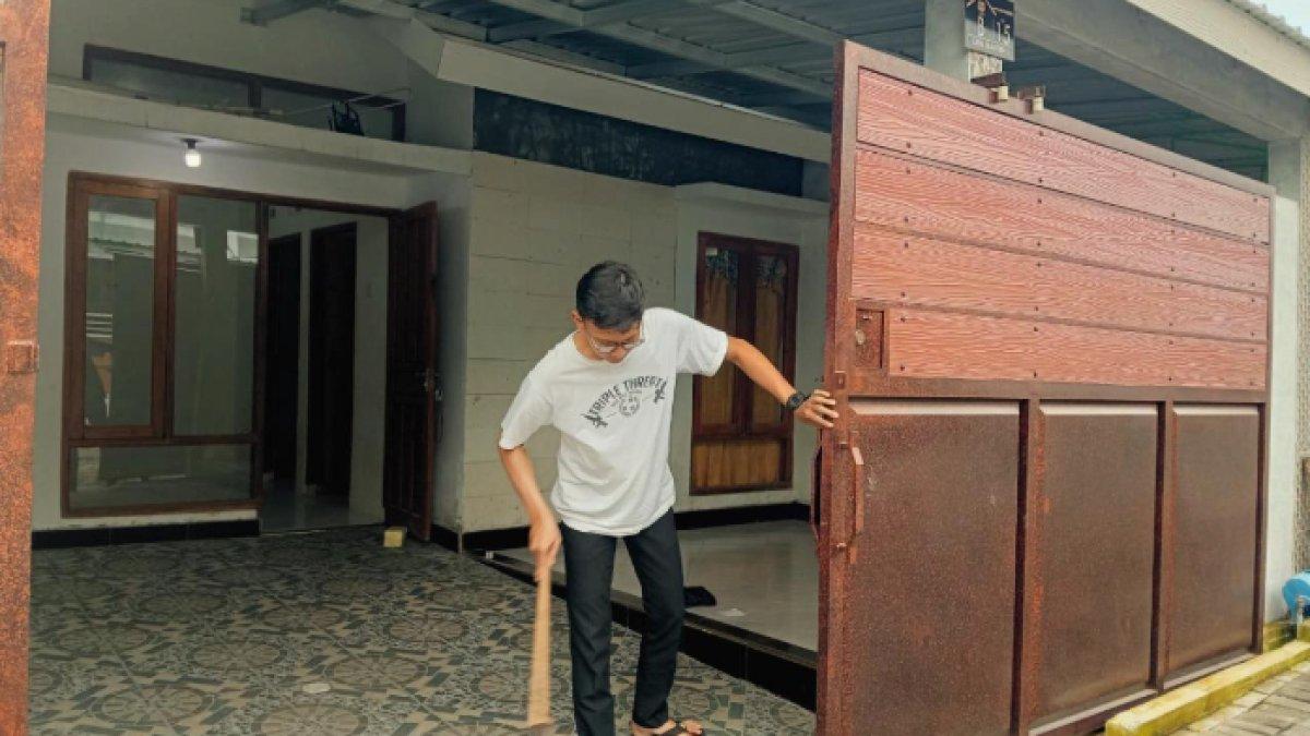 Anggit Widhi Waskitho, satu di antara nasabah BTN tengah membersihkan rumah di Griya Sejahtera 3 Blok B15 
Canden Sambi, Boyolali, yang hendak ia tempati ketika sudah menikah nanti.