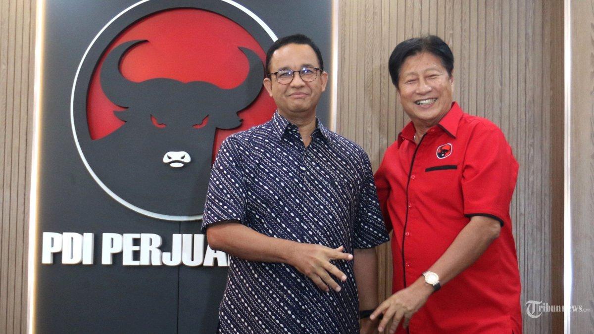 Anies Baswedan berfoto dengan Ketua DPD PDIP Jakarta Ady Widjaja usai menggelar pertemuan tertutup di kantor DPD PDIP Jakarta, di Cakung,Jakarta Timur,Sabtu (24/8/2024). Menurut pengurus DPD PDIP kedatangan Anies tersebut untuk membahas Pilkada 2024.
