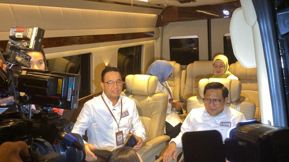 Pasangan capres dan cawapres, Anies Baswedan dan Muhaimin Iskandar, ditemani istri masing-masing naik mobil berjenis van Sprinter merk Mercedes Benz saat menghadiri pengundian nomor urut Capres-cawapres 2024 ke kantor KPU, Menteng, Jakarta, Selasa (14/11/2023).