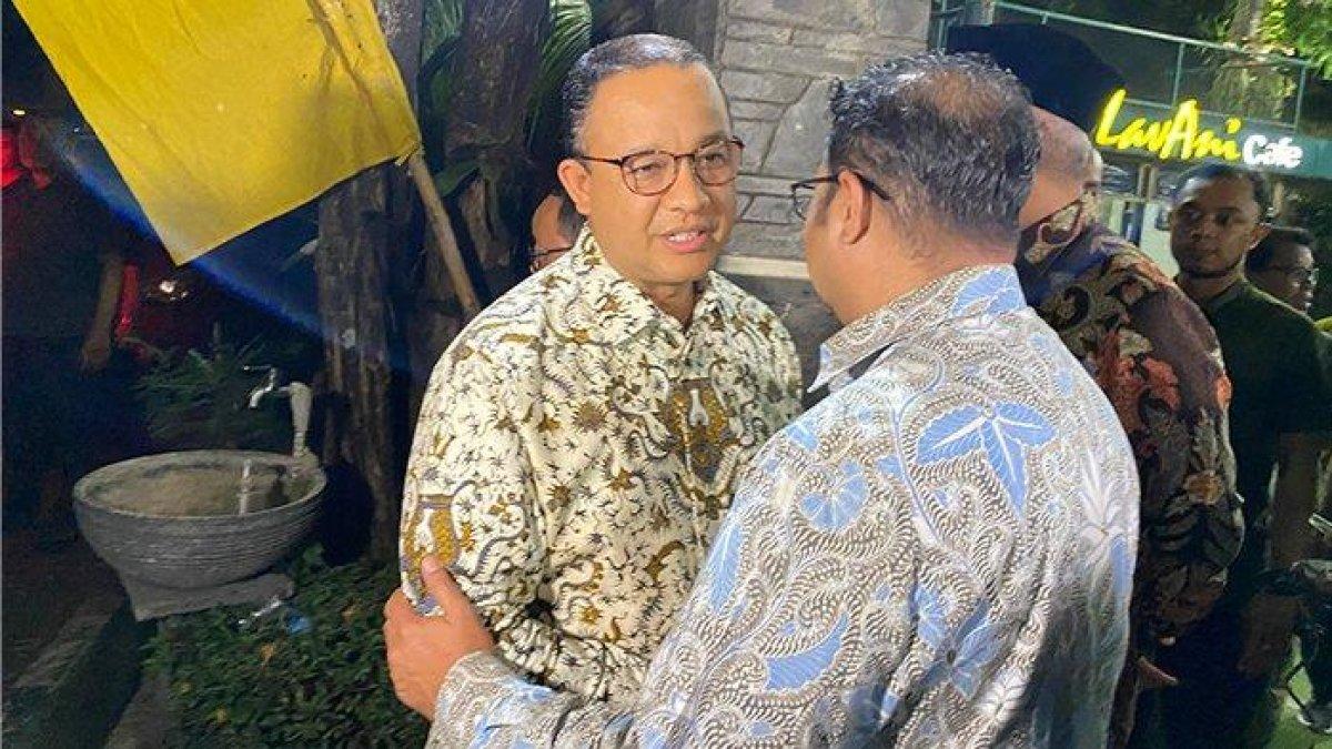 Anies Baswedan selepas menemui Ketua Majelis Tinggi Partai Demokrat Susilo Bambang Yudhoyono (SBY) di Kediaman SBY di Cikeas, Jawa Barat pada Jumat (25/8/2023) malam.