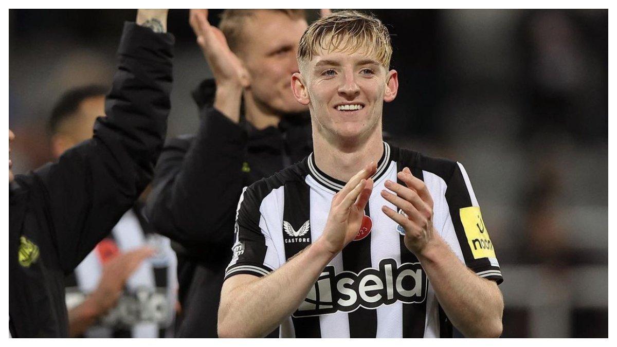 Foto Anthony Gordon saat berseragam Newcastle United.