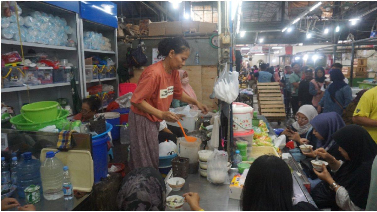 Antrean pembeli di depan kios Es Dawet dan Gempol Pleret Hj Sipon yang berlokasi di Pasar Gede, Solo.