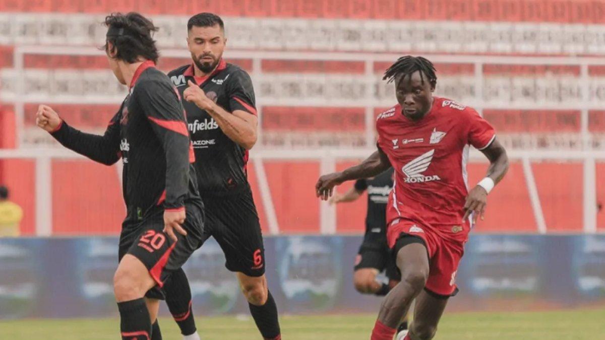 Arema FC Vs PSM Makassar - Cuplikan aksi Balotelli yang coba lewati hadangan Julian Guevara dan Choi Bo-kyung pada laga Arema FC kontra PSM Makassar di Stadion Gelora Soepriadi, Blitar, Jawa Timur, Senin (10/2/2025).