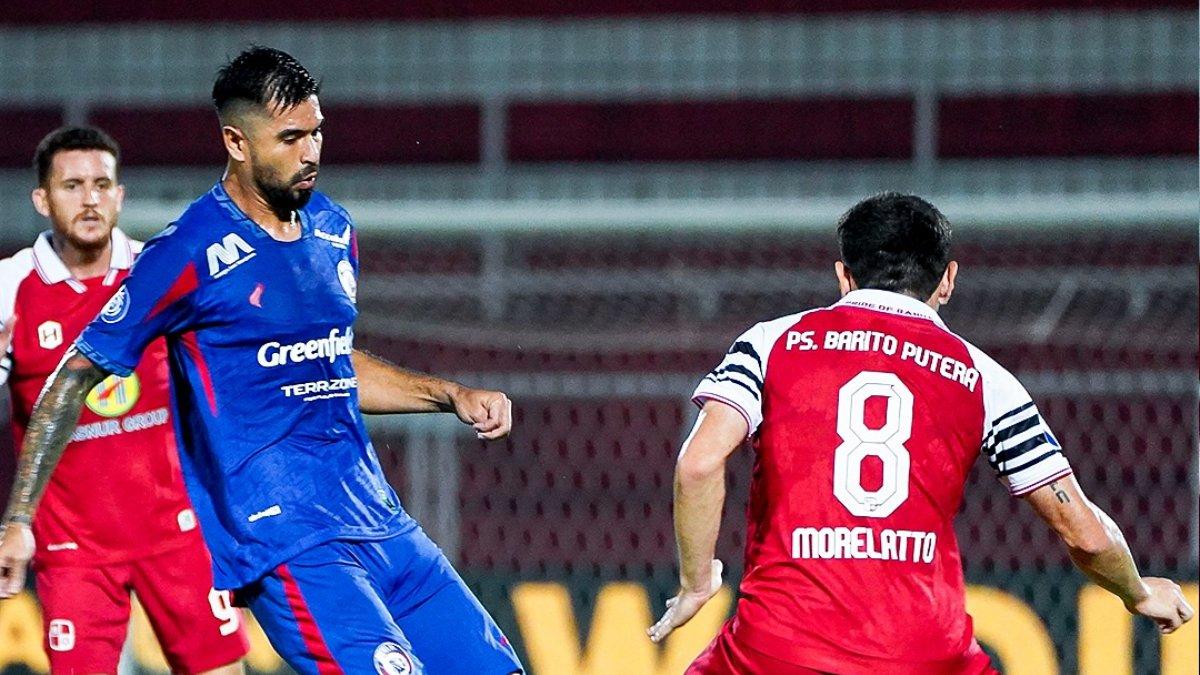 POTRET LAGA LIGA 1 - Cuplikan laga Arema FC vs Barito Putera dalam lanjutan pekan ke-27 Liga 1 2024/2025 di Stadion Gelora Soepriadi, Blitar, Jawa Timur pada Kamis, 13 Maret 2025.