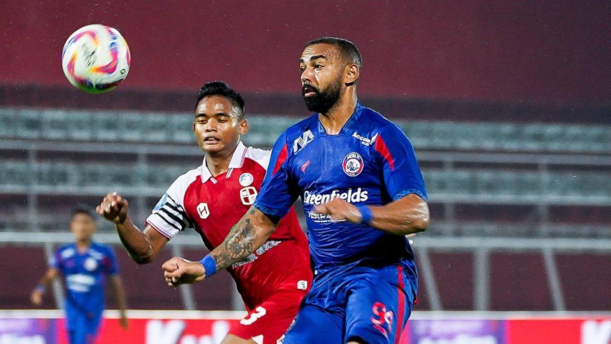 POTRET LAGA LIGA 1 - Cuplikan laga Arema FC vs Barito Putera dalam lanjutan pekan ke-27 Liga 1 2024/2025 di Stadion Gelora Soepriadi, Blitar, Jawa Timur pada Kamis, 13 Maret 2025.