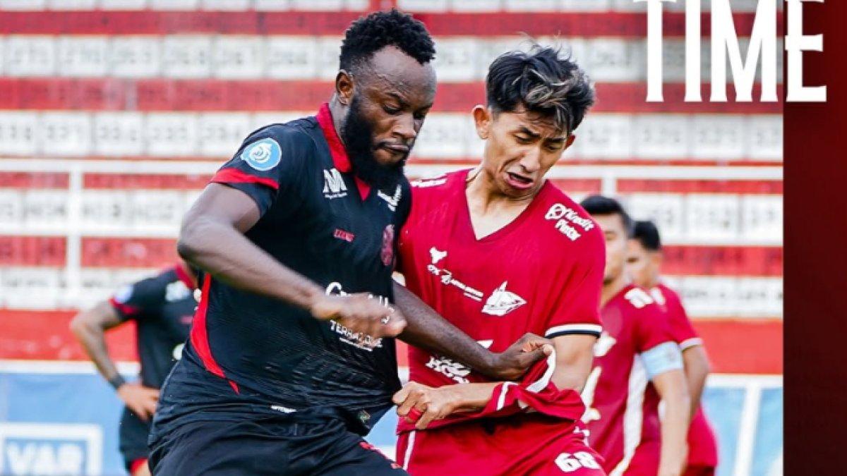 Arema FC Vs PSM Makassar - Cuplikan aksi Charles Lokolingoy saat coba lewati hadangan Daffa Salman pada laga Arema FC kontra PSM Makassar di Stadion Gelora Soepriadi, Blitar, Jawa Timur, Senin (10/2/2025). Ze Gomes jadi kambinhitam Aremania di babak pertama seusai Arema FC seri kontra PSM Makassar, desak segera lakukan 1 hal.