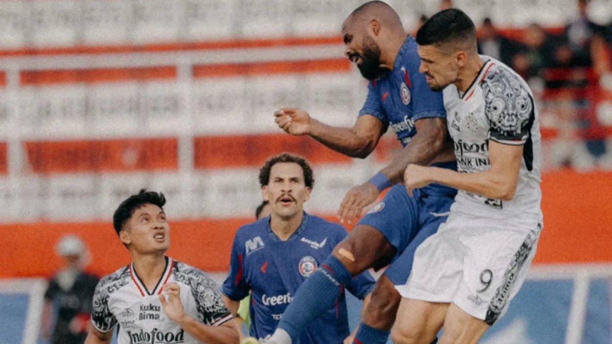 Arema FC Vs Bali United - Cuplikan pertandingan Arema FC kontra Bali United di pekan ke-21 Liga 1 2024, di Stadion Soepriadi, Blitar, Jawa Timur, Senin (3/2/2025).