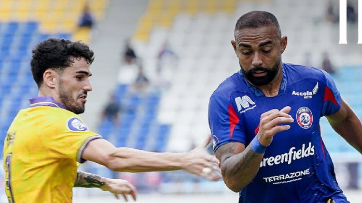 AREMA FC VS PERSIK KEDIRI - Aksi laga di babak pertama Arema FC kontra Persik Kediri di Stadion Kanjuruhan, Malang, Jawa Timur, Minggu (11/5/2025). Hasil Arema FC kontra Persik Kediri, Kanjuruhan disuguhi atraksi Ze Valente dan selebrasi mantan, 0-1 di babak pertama.