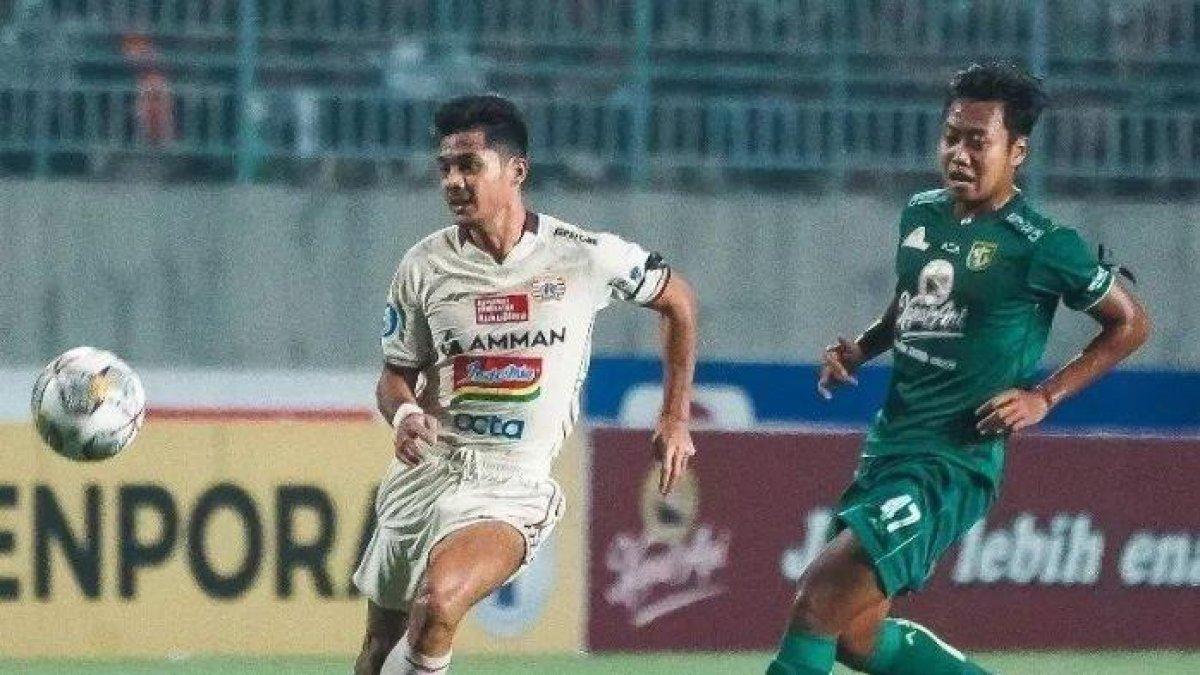 Sosok Arizky Wahyu saat melakoni duel dengan striker Persija Jakarta, Aji Kusuma.
