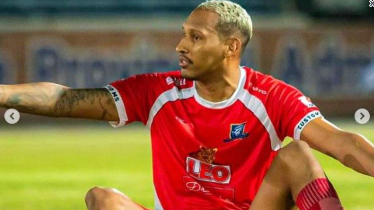 Potret Artur Vieira berseragam Customs United yang diunggah pada (3/5/2024). Sosok palang pintu sehaega 1,74 miliar yang berpotensi bikin Deltras FC replikasi Persela jelang pagelaran Liga 2 2024/2025.