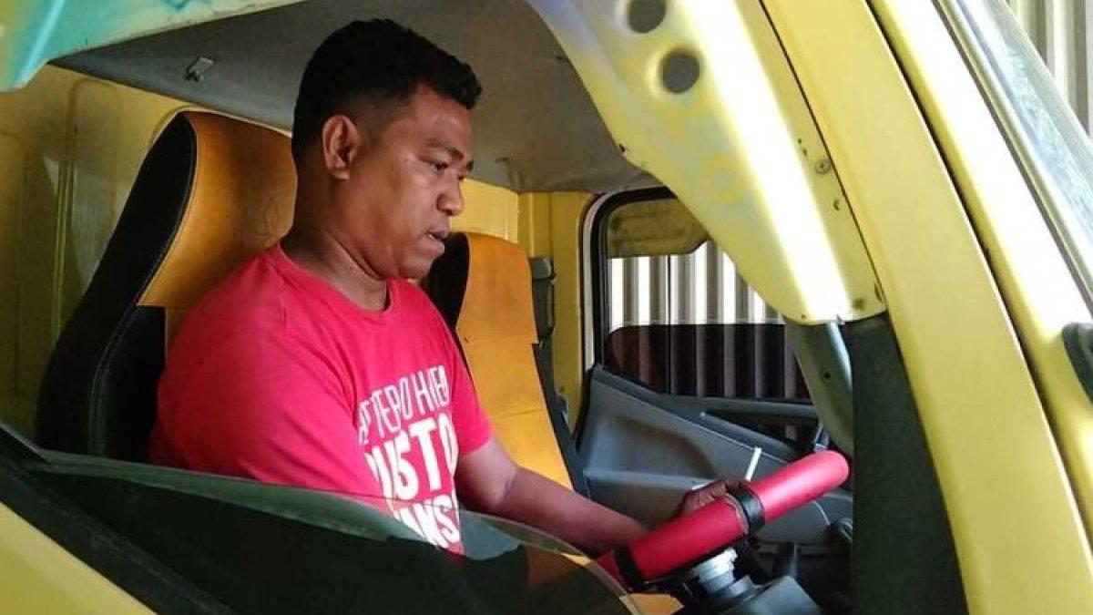 Aswan Syafiudin, warga Kelurahan Sukanaeyo, Kecamatan Kokalukuna, Kota Baubau setiap hari bekerja sebagai truk yang mengangkut material pasir atau batu.