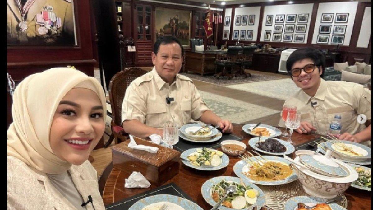 Aurel Hermansyah (kiri), Prabowo (tengah) dan Atta Halilintar (kanan)