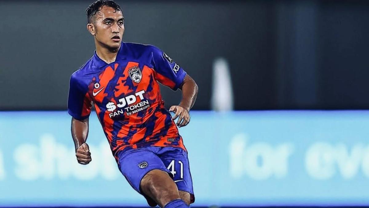 PROFIL - Sosok Aysar Hadi menendang bola ketika membela tim Johor Darul Ta'zim II (20/8/2023).