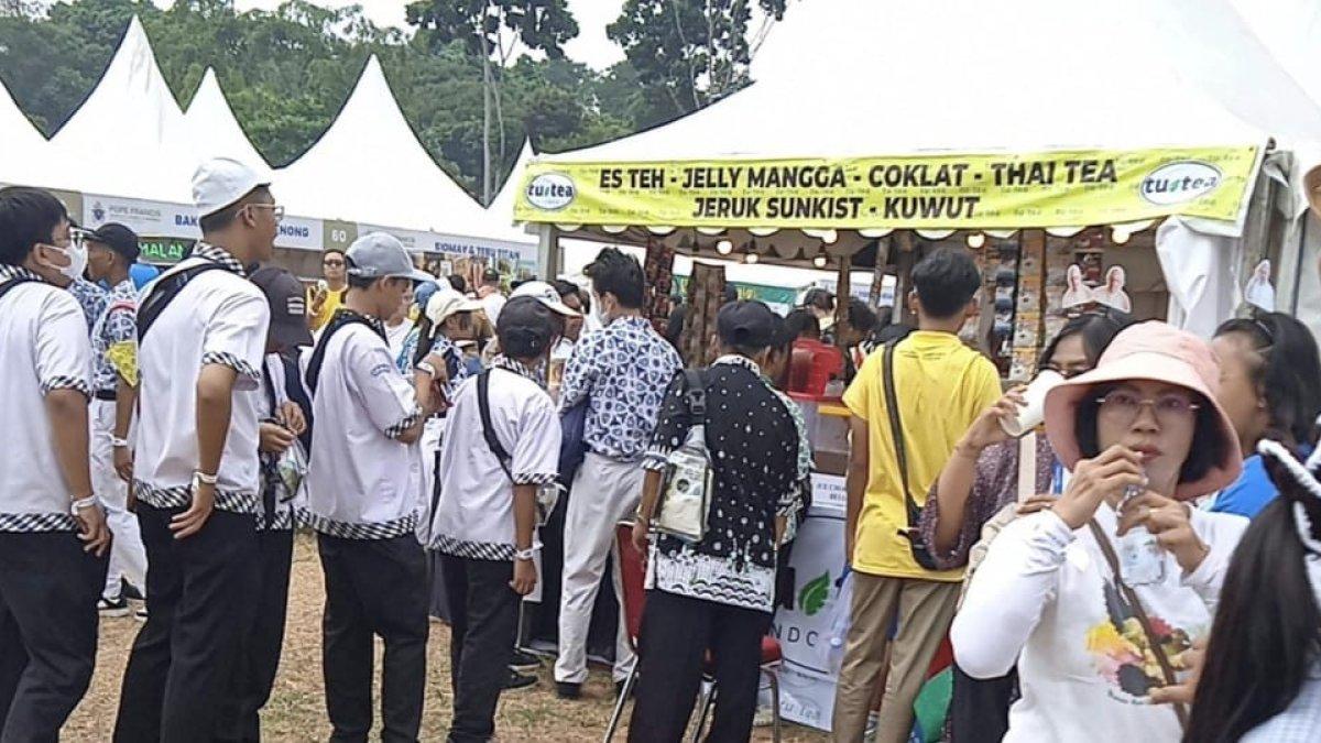 BERKAH KUNJUNGAN PAUS - Suasana booth Inna Tania yang menjual menjual minuman di Stadion Madya, Komplek Senayan, saat misa kudus bersama Paus Fransiskus di Selenggarakan, Jumat (5/9/2024).