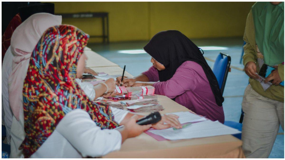 BUMDes Sriwulan membagikan THR Lebaran 2025 untuk warga desa.