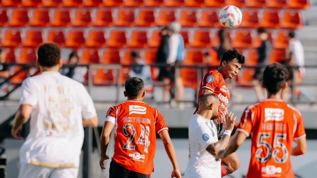 Potret eks Arema FC, Bagas Adi Nugroho yang kini bermain untuk Bali United dan tengah membuang bola di pertandingan pekan keempat Liga 1 2024, Rabu (11/9).