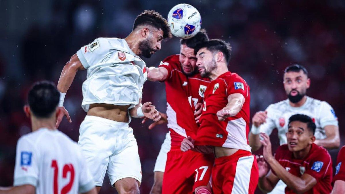 TIMNAS INDONESIA VS BAHRAIN - Cuplikan duel bola atas Calvin Verdonk dan Sandy Walsh yang coba menutup sundulan dari pemain Bahrain dalam laga lanjutan Kualifikasi Piala Dunia 2026, di Stadion Gelora Bung Karno (SUGBK). Selasa (25/3/2025).