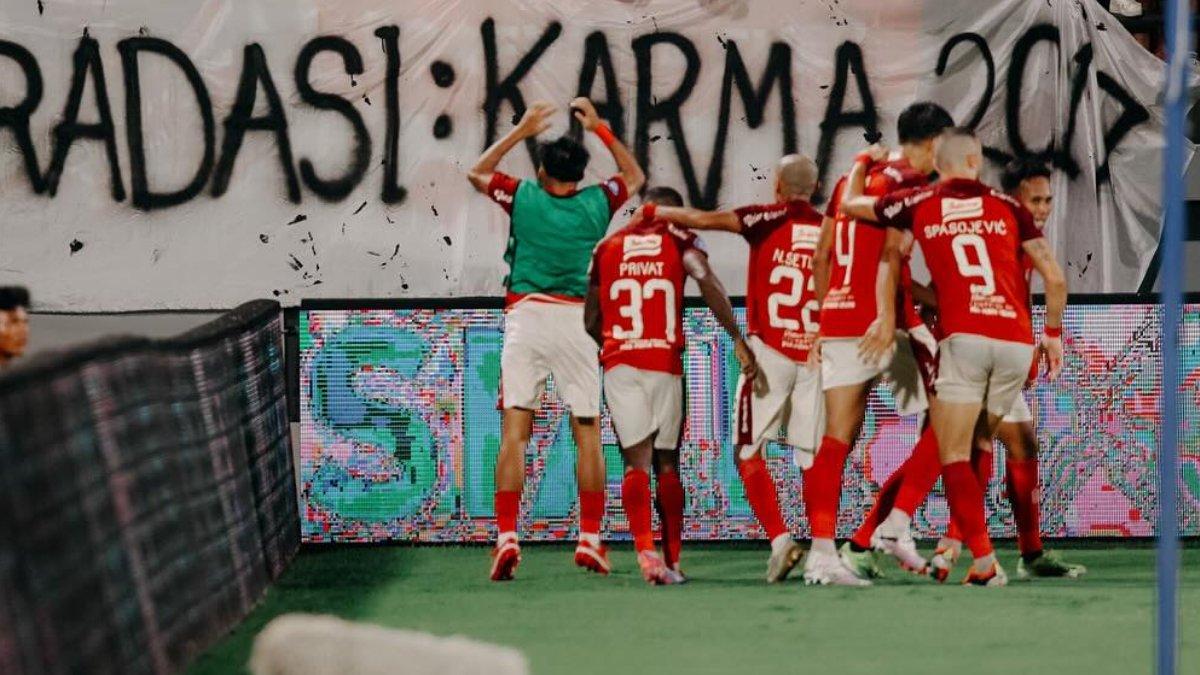 Skuad Bali United saat melakukan selebrasi gol di gelaran Liga 1 2023/2024. Transfer kejutan Bali United, clue mengarah ke bintang Timnas Indonesia Rp 7,82 Miliar, Semeton cek sosoknya berikut ini.