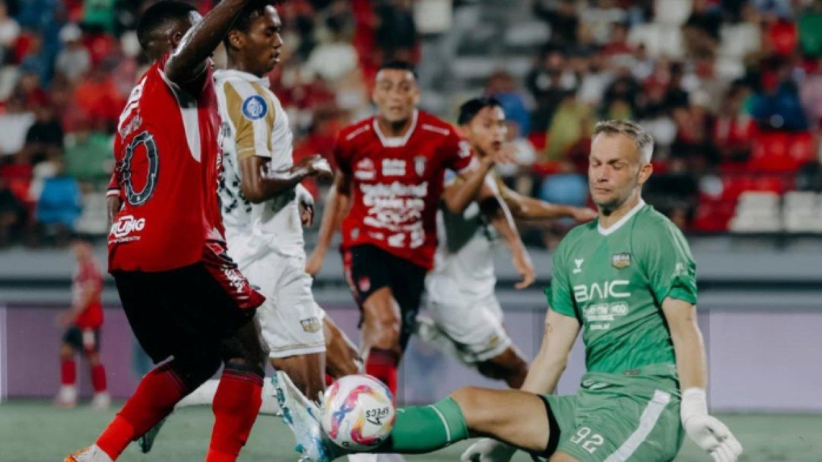 AKSI LAGA BALI UNITED VS DEWA UNITED - Potret panasnya laga Bali United kontra Dewa United di Stadion I Wayan Dipta, Gianyar, Bali, Kamis (10/4/2025). Hasil akhir Bali United kontra Dewa United, dua kesempatan 99 persen gol gagal total tersaji, skor 0-0 warnai akhir laga.