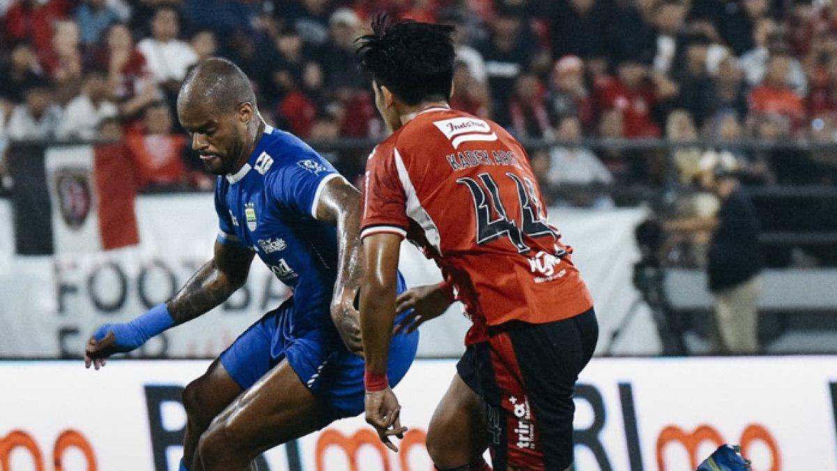 Momen saat striker Persib Bandung David da Silva berduel dengan bek Bali United Kadek Arel di Stadion I Wayan Dipta, Gianyar, Bali.