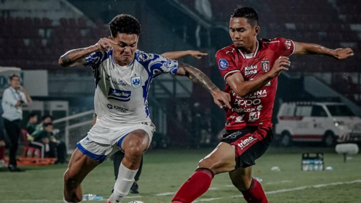 AKSI LAGA - Potret duel pemain Bali United kontra PSIS Semarang dalam laga lanjutan Liga 1 2024/2025.
