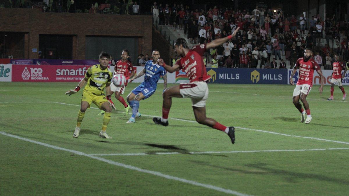 Cuplikan pertandingan antara Bali United melawan Persib Bandung di leg pertama semifinal Championship Series Liga 1 2023, Selasa, 14 Mei 2024.