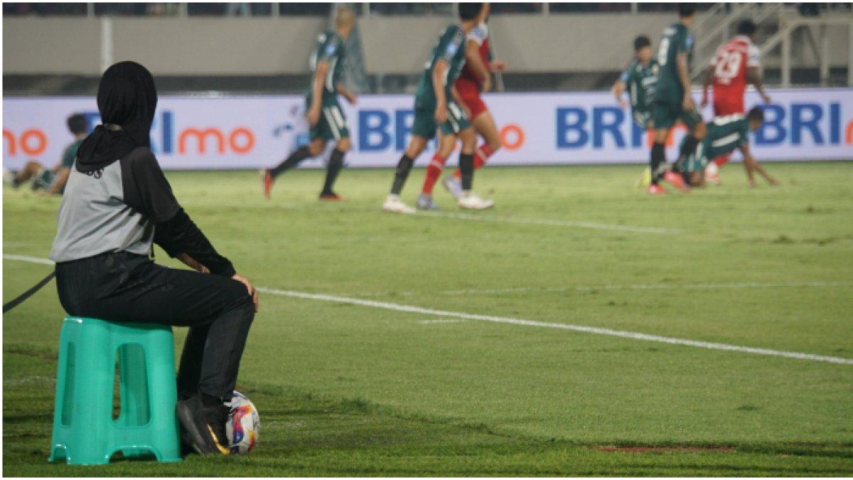 Ball kids perempuan di Stadion Manahan, Solo sedang menjalankan tugasnya.