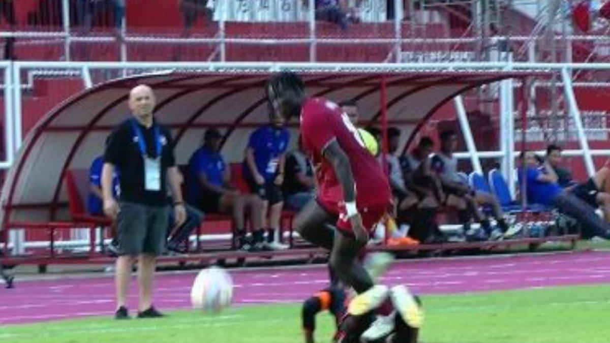 Arema FC Vs PSM Makassar - Cuplikan pelanggaran Balotelli kepada John Alfarizi pada laga Arema FC kontra PSM Makassar di Stadion Gelora Soepriadi, Blitar, Jawa Timur, Senin (10/2/2025). Ze Gomes jadi kambinhitam Aremania di babak pertama seusai Arema FC seri kontra PSM Makassar, desak segera lakukan 1 hal.