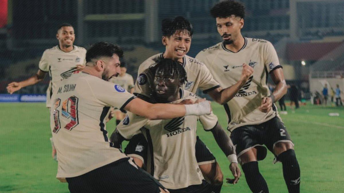 Cuplikan selebrasi gol Balotelli pada laga Persis Solo kontra PSM Makassar di Stadion Manahan, Solo, Jawa Tengah, Senin (13/1/2025).
