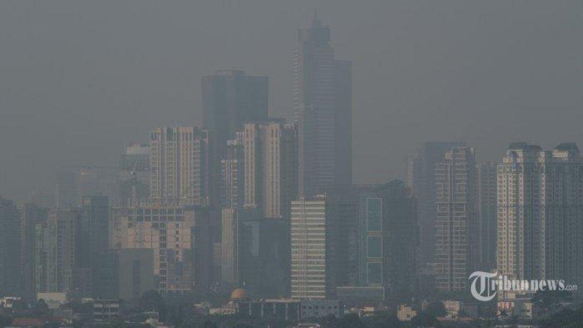 Bangunan Jakarta tertutup polusi yang berbahay