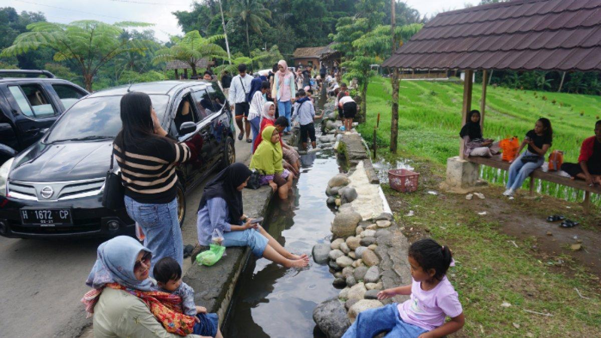 Banyaknya pengunjung di Arenan Kalikesek saat hari kedua Lebaran 2025, pada Selasa (2/4/2025).