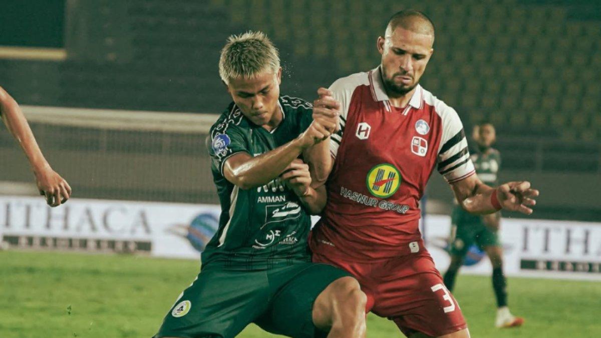 AKSI LAGA - Duel sengit di laga PSS Sleman kontra Barito Putera di pekan ke-25 Liga 1 2024, Senin (3/3).