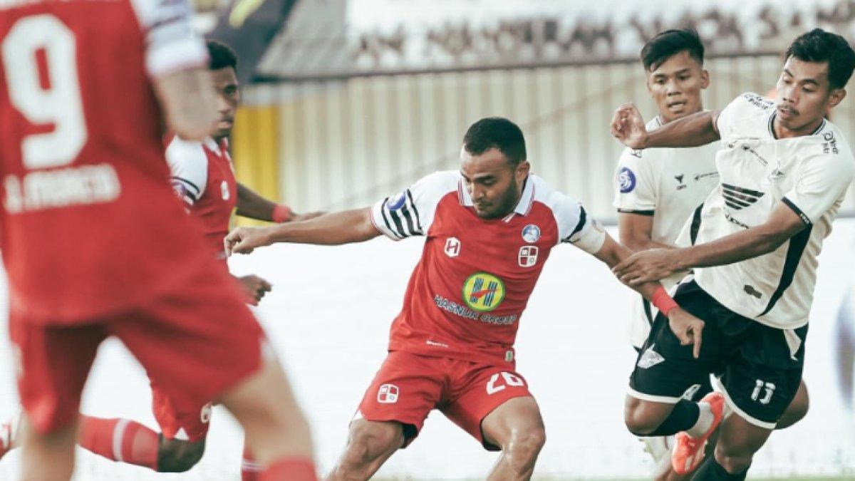 BARITO PUTERA VS PSM MAKASSAR - Cuplikan duel dalam laga Barito Putera kontra PSM Makassar di babak pertama di Stadion Demang Lehman, Banjarmasin, Sabtu (17/5/2025).