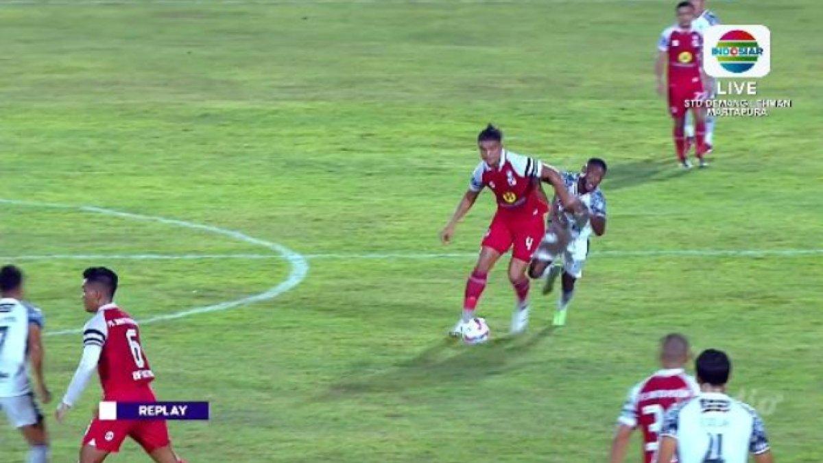 BARITO KONTRA BALI UNITED - Cuplikan duel Anderson Nascimento dengan Privat Mbarga dalam laga Barito Putera kontra Bali United berlangsung di Stadion Demang Lehman, Martapura, Senin (24/2/2025).