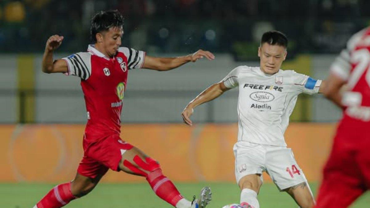 BARITO VS PERSIS - Duel Bayu Pradana dan Sho Yamamoto dalam laga Barito Putera kontra Persis Solo berlangsung di Stadion Demang Lehman, Banjar Baru, Banjarmasin, Kalimantan Selatan, Sabtu (19/4/2025). Hasil Barito Putera kontra Persis Solo, hujan sepakan jarak jauh dan keputusan aneh wasit, skor 0-0 di babak pertama.