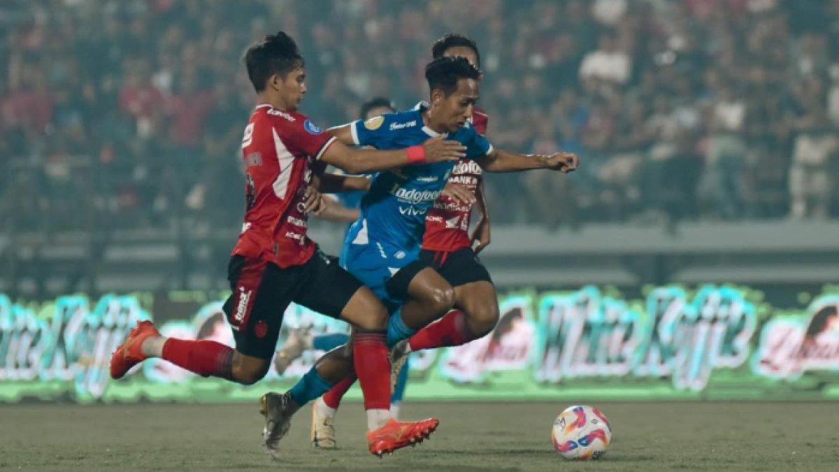 Potret aksi gelandang Persib Bandung Beckham Putra (tengah) yang diapit oleh pemain Bali United pada laga tunda pekan ke-12 Liga 1 2024, Selasa (7/1). Persib Bandung memaksa hasil remis 1-1 di kandang Bali United.