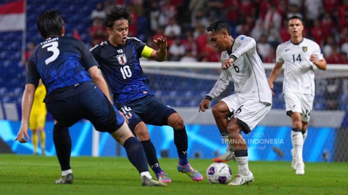 TIMNAS INDONESIA VS JEPANG - Aksi winger Persib Bandung, Beckham Putra saat memperkuat Timnas Indonesia di laga kontra Jepang di Stadion Suita, Jepang, Selasa (10/6/2025).