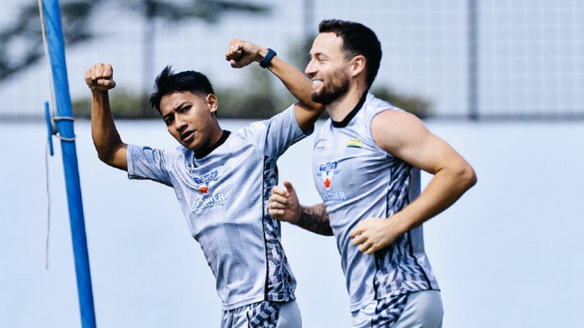 Beckham Putra dan Marc Klok di sesi latihan Persib Bandung.