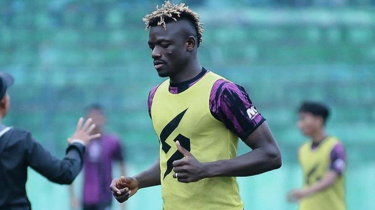 Potret bek asing Arema FC asal Mali di Liga 1 2023, yaitu Ichaka Diarra.