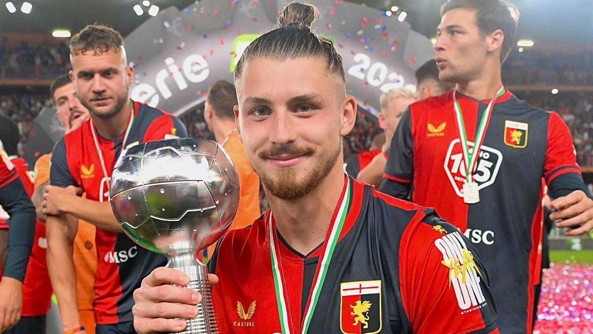 Potret bek Genoa yang diincar oleh Tottenham Hotspurs, Radu Dragusin.