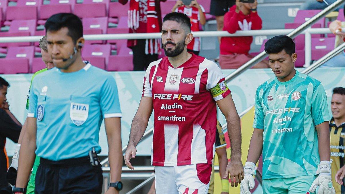 Potret bek asing Persis Solo asal Filipina di Liga 1 2023, Diego Bardanca (tengah).