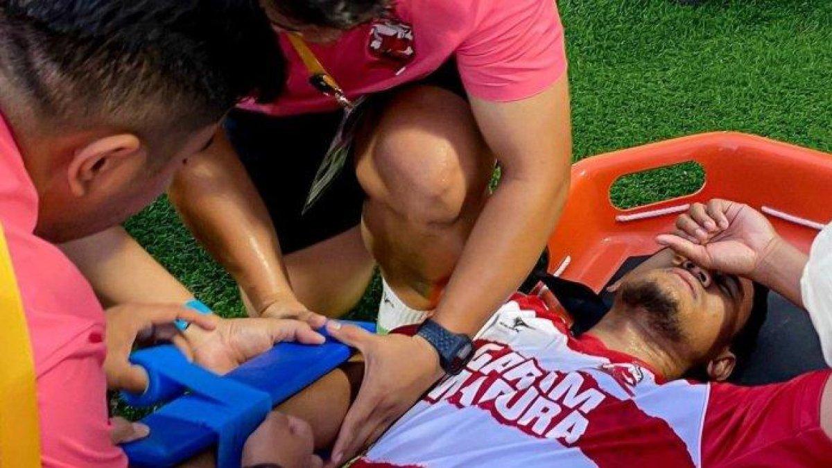 Bek Tengah Madura United, Haudi Abdilllah saat tangannya diperban oleh tim medis, Jumat (26/7/2024).