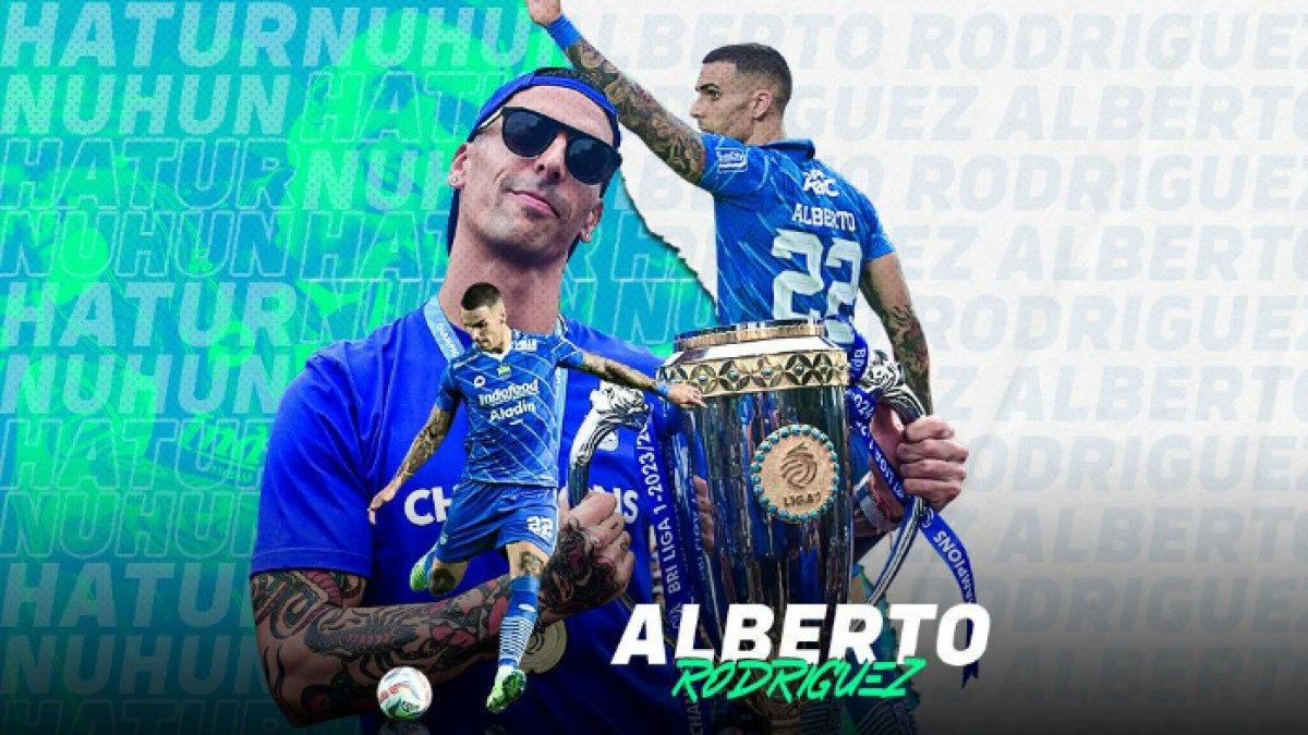 Bek asing Persib Bandung, Alberto Rodriguez mengangkat trofi juara Liga 1 2023/2024.