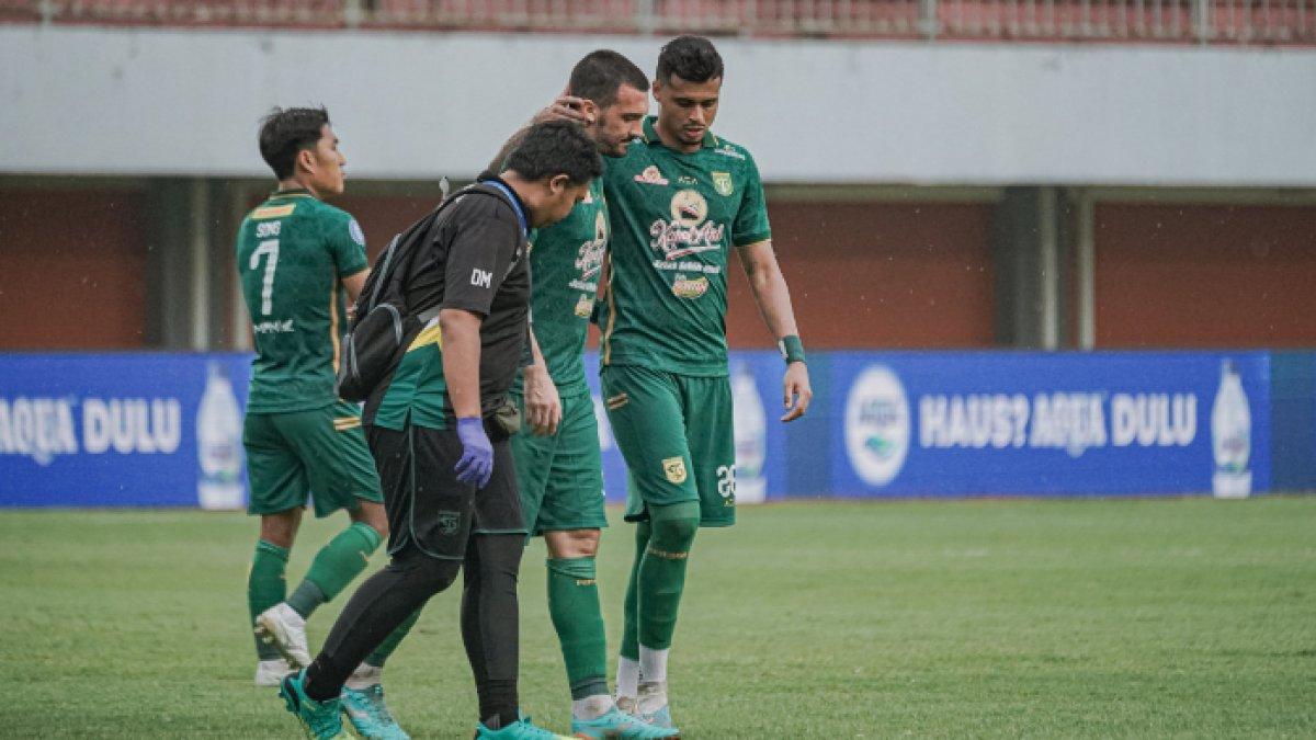 Bek asing sekaligus palang pintu Persebaya, Dusan Stevanovic mengalami cedera pergelangan kaki saat melawan RANS Nusantara FC pada pekan ke-21 di Stadion Maguwoharjo, Sleman, Jumat (1/12/2023).
