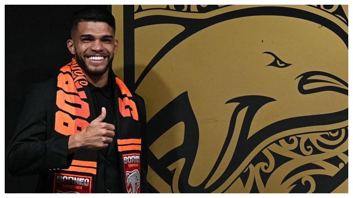 Potret Berguinho yang telah resmi menjadi bagian dari Borneo FC usai melakukan tanda tangan kontrak.