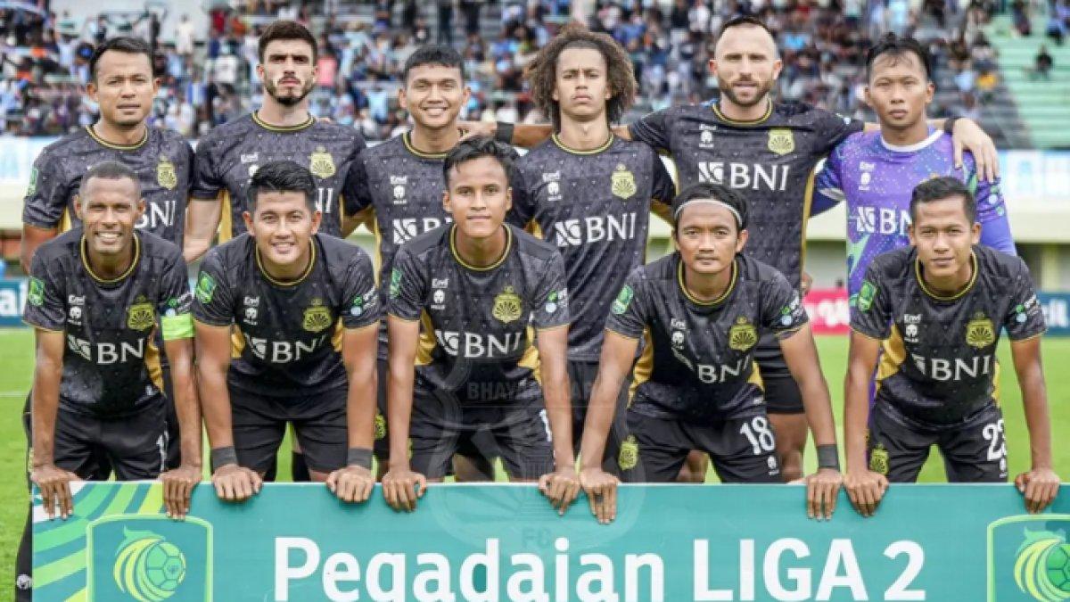 Skuad Bhayangkara FC saat melakukan sesi foto bersama jelang laga debut kontra Persela Lamongan di babak 8 besar Liga 2 2024/2025 di Stadion Pakansari, Bogor, Jawa Barat.