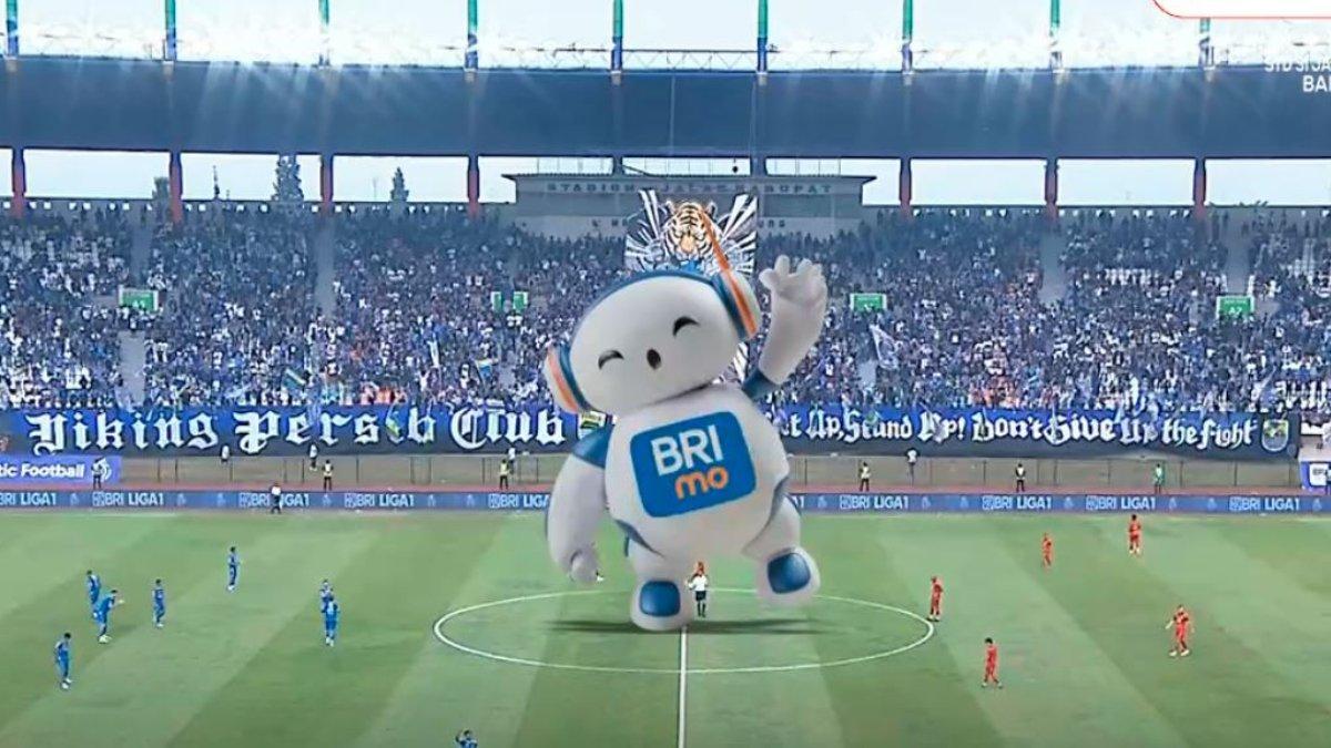 Bobotoh tampak membeludak di laga Persib Bandung melawan Persija Jakarta di pekan keenam Liga 1 2024. Sebelumnya, sempat beredar isu bahwa ada dugaan pemain dan ofisial dari Persib Bandung yang melakukan tindakan penganiayaan dan intimidasi kepada Bobotoh seusai laga melawan Port FC, Kamis (19/9) kemarin.