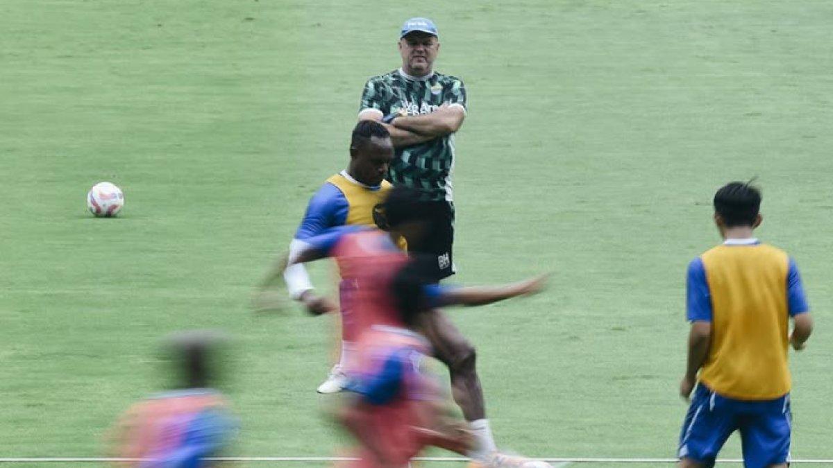 SESI LATIHAN PERSIB BANDUNG - Momen Bojan Hodak memantau sesi latihan Persib Bandung jelang kontra Persebaya Surabaya di Stadion Gelora Bandung Lautan Api (GBLA), Rabu (26/2/2025).