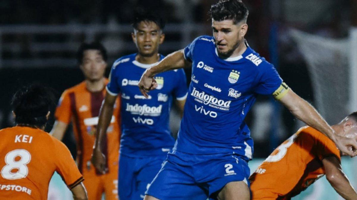 AKSI LAGA BORNEO FC VS PERSIB - Cuplikan aksi Nick Kuipers yang coba lewati Kei Hirose di laga Borneo FC kontra Persib Bandung di Stadion Segiri, Samarinda, Jumat (11/4/2025). Hasil Borneo FC kontra Persib Bandung, beda taktik, gol indah dan bagi tugas Ciro dan Tyronne, skor 1-1 babak pertama.
