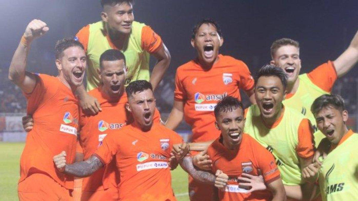Para pemain Borneo FC saat merayakan selebrasi di Liga 1 2023/2024.